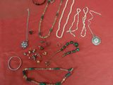 de nombreux bijoux de toutes sortes disposés sur une table rouge