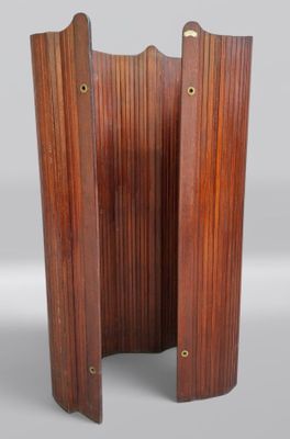 une photo d'une grande table en bois dont les deux portes sont ouvertes