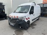 une photo d'une camionnette blanche garée devant un immeuble