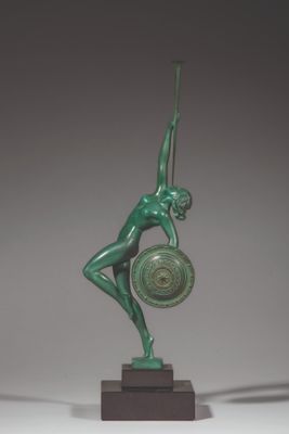 statue d'une femme tenant un bouclier dans chaque main
