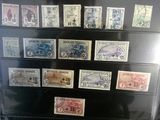 une photo d'une vitrine remplie de timbres