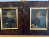 deux portraits encadrés représentant une femme et un homme assis sur une chaise