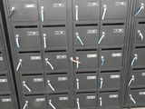 une multitude d'armoires de classement en métal noir dans une pièce