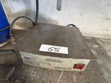 une petite machine posée sur le sol