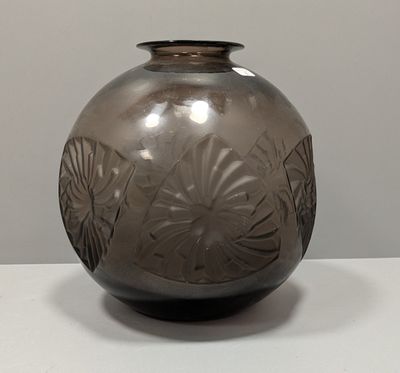 un vase en verre posé sur une table