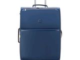 une valise bleue à roulettes sur fond blanc