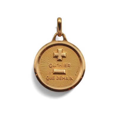 Gros plan sur une médaille d'or ornée d'une croix