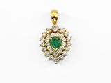 pendentif en émeraude et diamant sur fond blanc