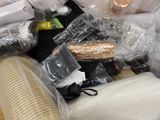 une pile d'objets posée sur une table en bois