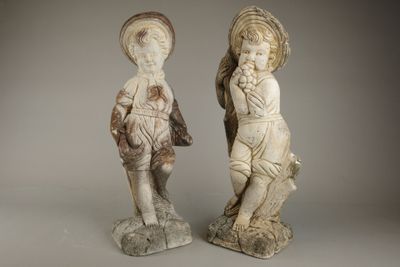 Deux statues représentant un garçon et une fille se tiennent l'une à côté de l'autre.