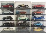 de nombreux modèles de voitures différents exposés dans une vitrine