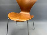 une image représentant une chaise en bois avec une structure métallique