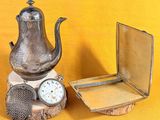 une théière en argent posée à côté d'une autre théière en argent