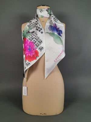 LEONARD. Écharpe en pointe en twill de soie à décor de fleur…