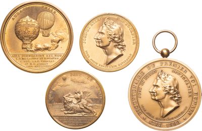 quatre médailles d'or de tailles et de formes variées sur fond blanc