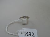 une bague attachée à un fil, avec une étiquette de prix accrochée dessus