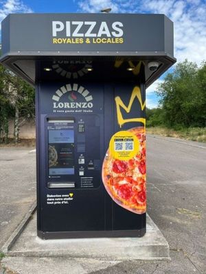 un distributeur automatique de pizzas au bord de la route