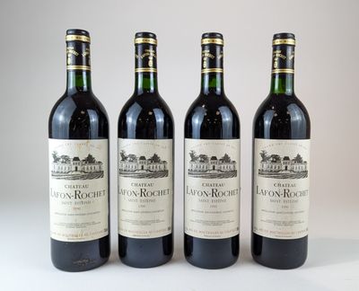 trois bouteilles de vin sont alignées sur une table