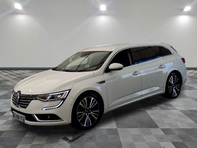 la voiture blanche est garée sur un carrelage à carreaux