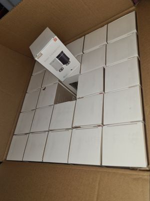 une boîte en carton contenant tout un tas de boîtes blanches