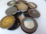 un grand nombre de boîtes de conserve posées sur une table