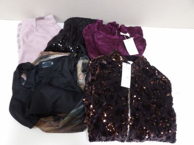 un tas de vêtements posés sur une table