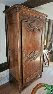 un grand meuble en bois au milieu d'une pièce