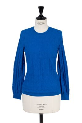 un gros plan sur le torse d'un mannequin vêtu d'un pull bleu