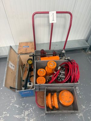 une caisse à outils posée par terre à côté d'un chariot