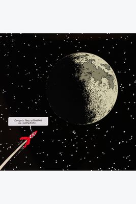 une illustration représentant une station spatiale devant laquelle passe une fusée