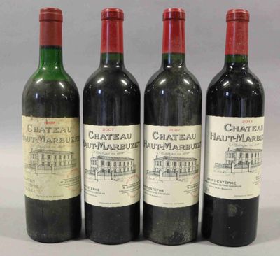 trois bouteilles de vin sont alignées sur une table