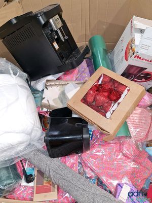 une boîte remplie d'objets qui traîne par terre
