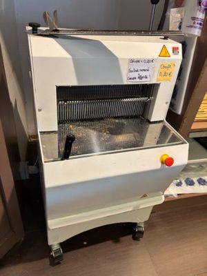 l'image d'une machine posée sur le sol