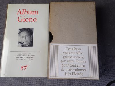 un livre ouvert avec la photo d'un homme en costume-cravate