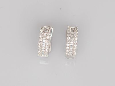 une paire de boucles d'oreilles en diamant