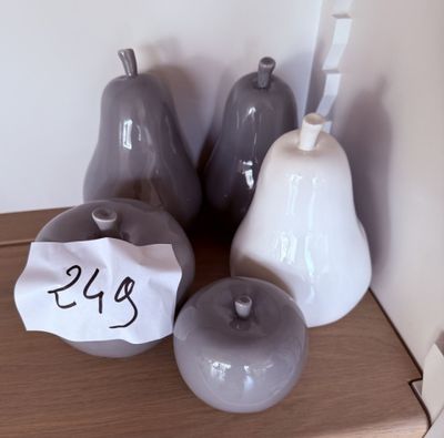 trois poires posées sur une table, avec un mot collé dessus