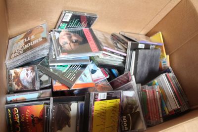 une boîte en carton remplie de CD et contenant des CD