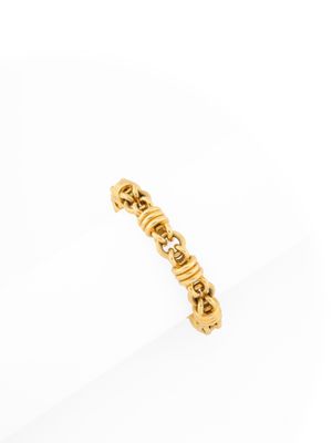 une bague en or sur laquelle est gravé le mot « amour »