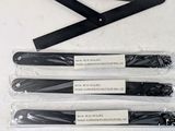 quatre types de ciseaux différents sont rangés dans des sachets en plastique posés sur une surface blanche