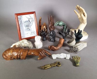 une photo représentant une collection de sculptures de mains et un cadre photo