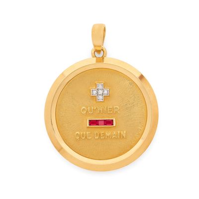 Gros plan sur un pendentif en or orné d'une croix