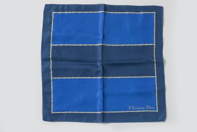 une pochette en soie bleue bordée d'or