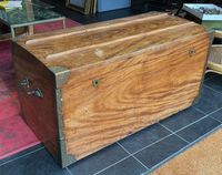 Malle de voyage en bois fruitier, écoinçons en laiton.