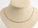 gros plan d'un collier sur un mannequin mannequin