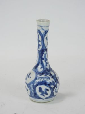 un petit vase bleu et blanc orné d'un motif