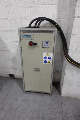 un petit appareil électrique qui se trouve dans une pièce