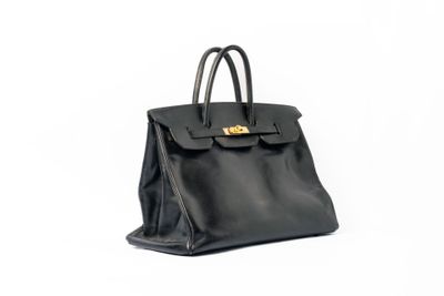 un sac à main en cuir noir sur fond blanc