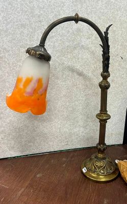 une lampe posée sur une table à côté d'une paire de chaussures