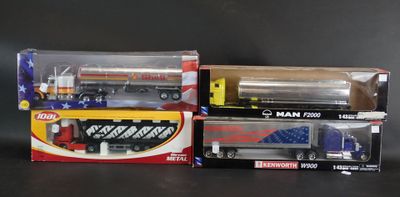 trois camions jouets assis l'un à côté de l'autre