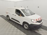 la photo d'une camionnette blanche garée dans un garage